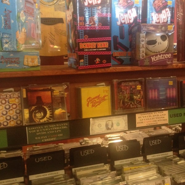 Foto tirada no(a) Looney Tunes CDs por Cheech💫 em 10/8/2014