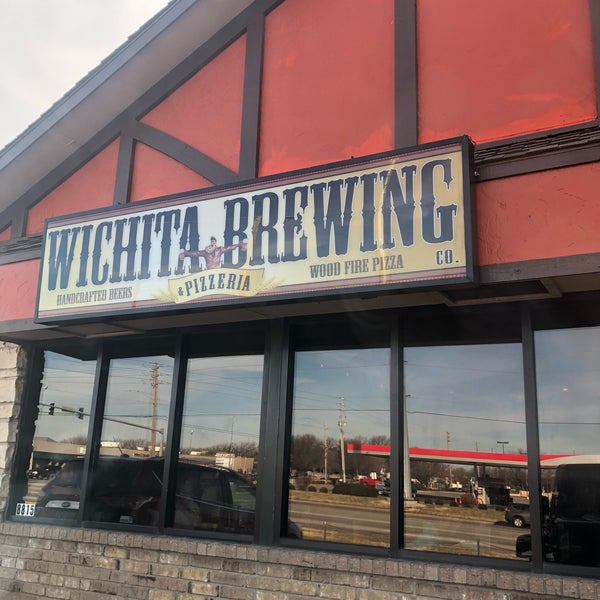 รูปภาพถ่ายที่ Wichita Brewing Company &amp; Pizzeria โดย Randi J. เมื่อ 12/8/2018