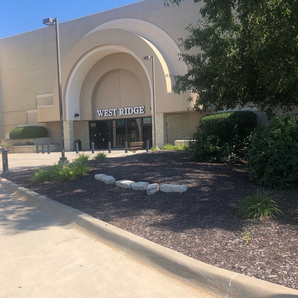 Foto tirada no(a) West Ridge Mall por Randi J. em 8/8/2019