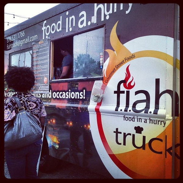 6/30/2013 tarihinde Esther P.ziyaretçi tarafından Atlanta Food Truck Park &amp; Market'de çekilen fotoğraf