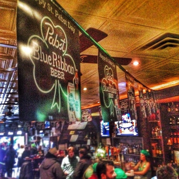 3/17/2014 tarihinde Nick B.ziyaretçi tarafından Quinn&#39;s Bar &amp; Grill'de çekilen fotoğraf