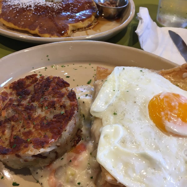 Photo taken at Snooze, an A.M. Eatery by Jason R. on 4/13/2017