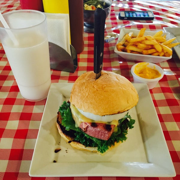 5/13/2015にKarilu J.がHamburguesas Del Chefで撮った写真