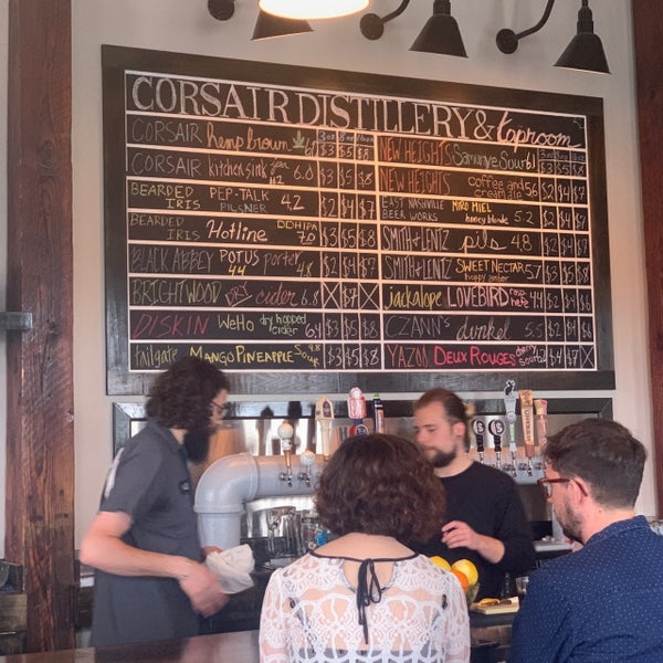 Foto tomada en Corsair Distillery &amp; Taproom  por B Ian el 4/13/2019