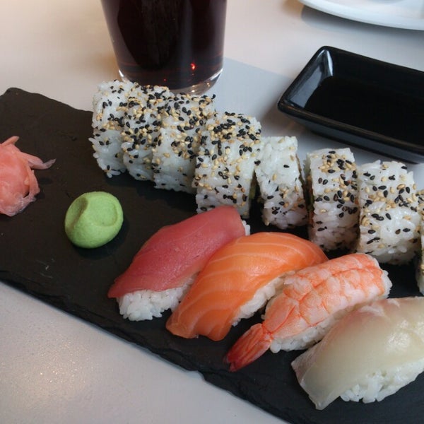 Foto diambil di Sushi&#39;N&#39;Roll oleh Bay M. pada 4/16/2013