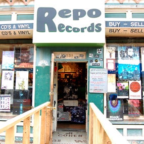 At Philly’s South Street staple, download-weary music lovers trade in CDs and rifle through bins crammed with records.