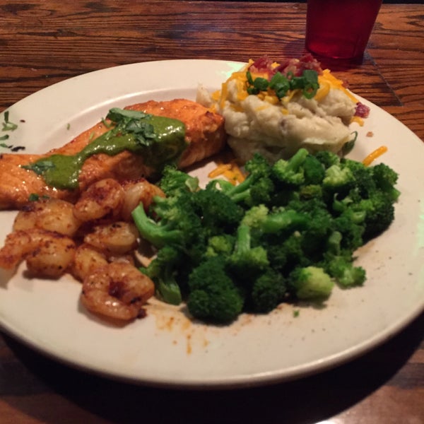 Photo taken at Chili&#39;s Grill &amp; Bar by Monique G. on 5/24/2015