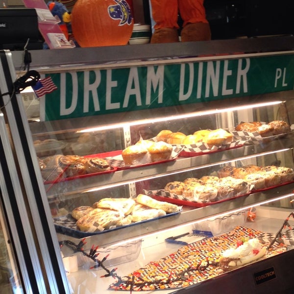 10/19/2013 tarihinde Ron F.ziyaretçi tarafından Dream Diner'de çekilen fotoğraf