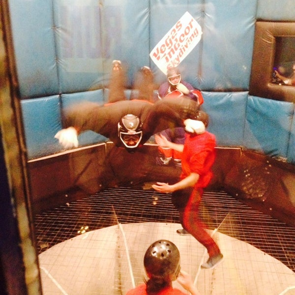 3/22/2014 tarihinde Tyson D.ziyaretçi tarafından Vegas Indoor Skydiving'de çekilen fotoğraf