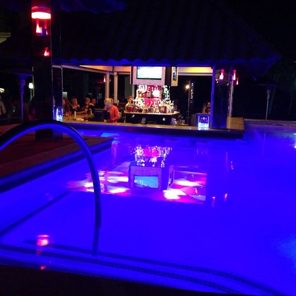 Foto tirada no(a) H2o Pool + Bar at The San Luis Resort por Lucid Routes K. em 1/28/2015