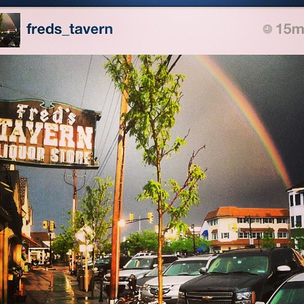6/15/2013 tarihinde Elena V.ziyaretçi tarafından Fred&#39;s Tavern &amp; Liquor Store'de çekilen fotoğraf