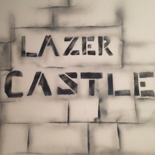 7/27/2014 tarihinde Nitin K.ziyaretçi tarafından Lazer Castle'de çekilen fotoğraf