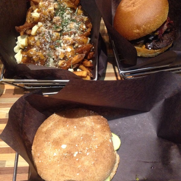 Снимок сделан в Burgers n&#39; Fries Forever пользователем Myriam D. 10/30/2014