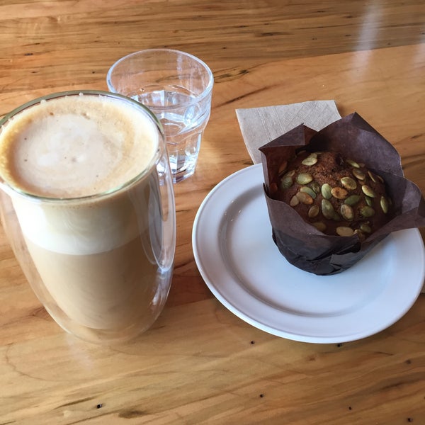 4/9/2017 tarihinde Myriam D.ziyaretçi tarafından HotBlack Coffee'de çekilen fotoğraf