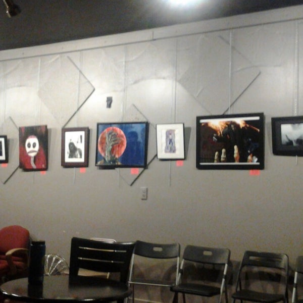 Foto scattata a The Phoenix Cafe da Pandora R. il 11/2/2013