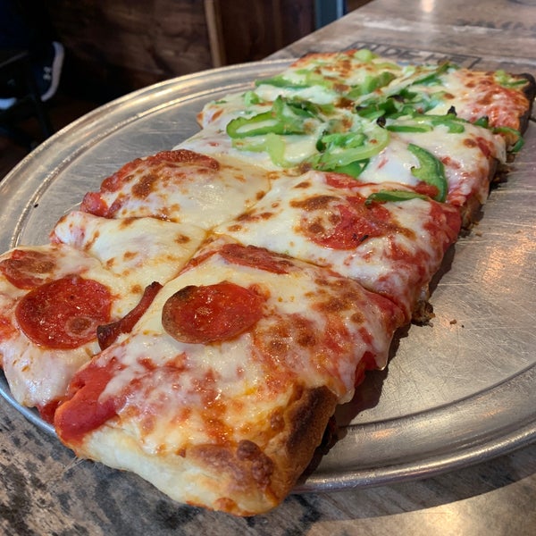 Foto diambil di Shelly Pie Pizza oleh Karen L. pada 3/23/2024