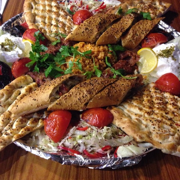 Das Foto wurde bei İncir Ağacı Cafe &amp; Restaurant von Mecit am 5/24/2014 aufgenommen