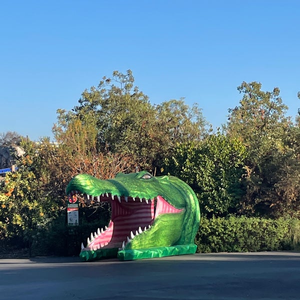 Foto diambil di Los Angeles Zoo &amp; Botanical Gardens oleh Jenny T. pada 10/21/2022