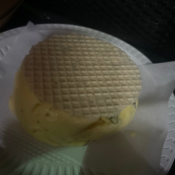 Foto tirada no(a) Mashti Malone Ice Cream por Jenny T. em 10/25/2022