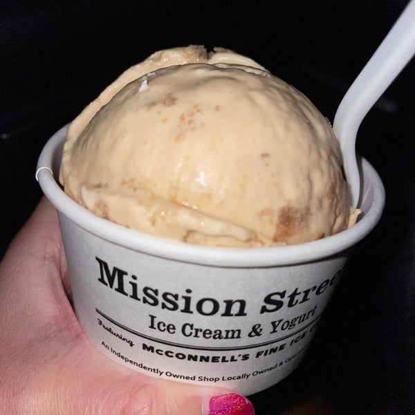 Foto diambil di Mission Street Ice Cream and Yogurt - Featuring McConnell&#39;s Fine Ice Creams oleh Jenny T. pada 9/19/2021