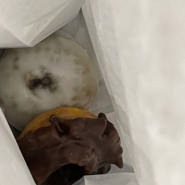 Foto diambil di The Donut Man oleh Jenny T. pada 1/12/2021