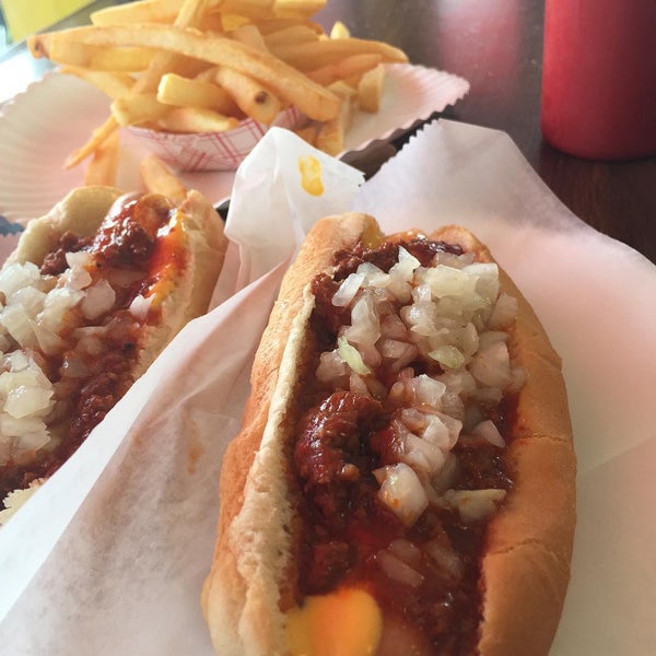 Foto tomada en Arbetter&#39;s Hot Dogs  por Steve S. el 7/30/2015