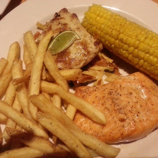 Photo taken at Chili&#39;s Grill &amp; Bar by Chaunti H. on 12/14/2013