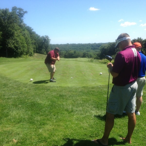 รูปภาพถ่ายที่ Centennial Golf Club โดย Dan B. เมื่อ 8/6/2013