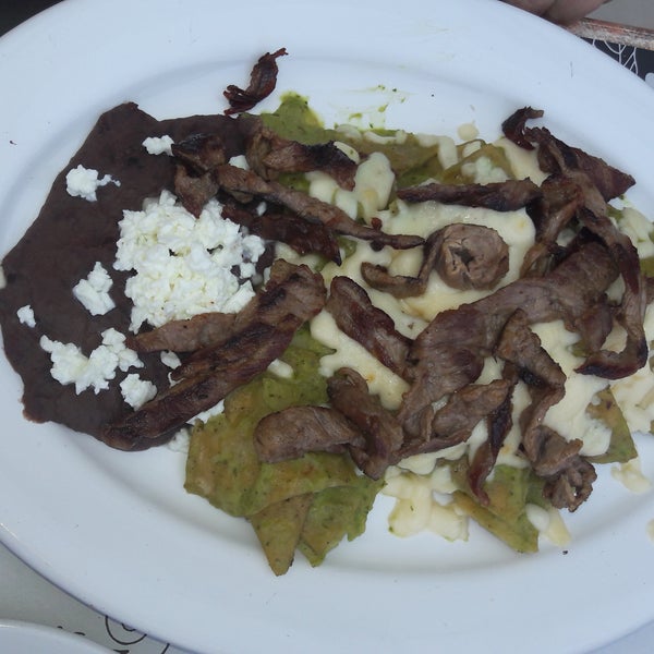Chilaquiles Michoacanos! Con una deliciosa salsa de aguacate.  De los más ricos que he probado. Excelente recomendación!