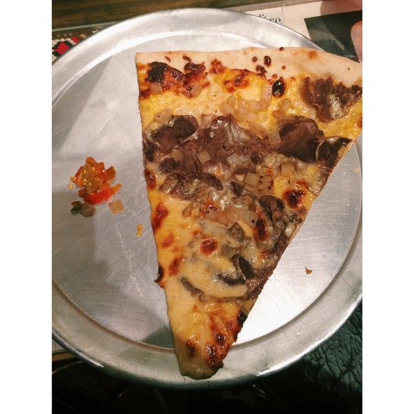 Foto tirada no(a) Pizza Brain por Vivian N. em 11/20/2015