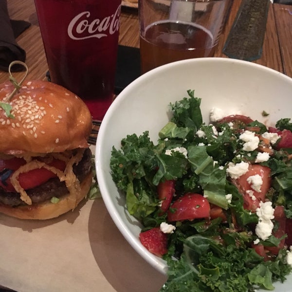 6/12/2018 tarihinde Lauren D.ziyaretçi tarafından 5280 Burger Bar'de çekilen fotoğraf