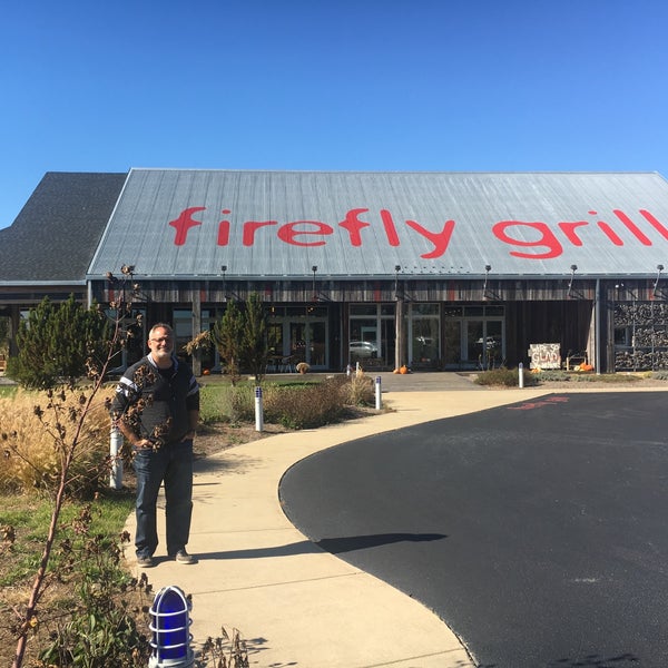 รูปภาพถ่ายที่ Firefly Grill โดย Lauren D. เมื่อ 10/28/2018