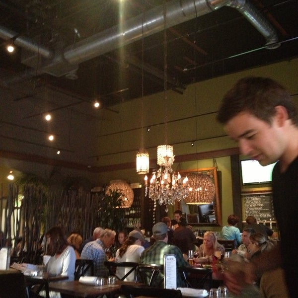 Das Foto wurde bei Red Table Restaurant Huntington Beach von Michele am 6/24/2013 aufgenommen