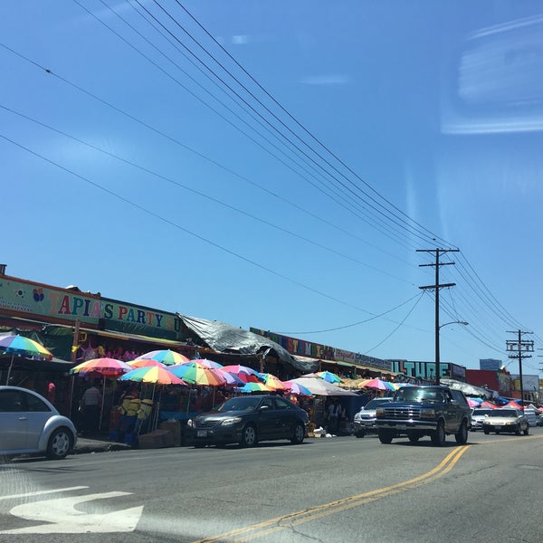Foto tirada no(a) Piñata District - Los Angeles por Greg D. em 5/22/2016