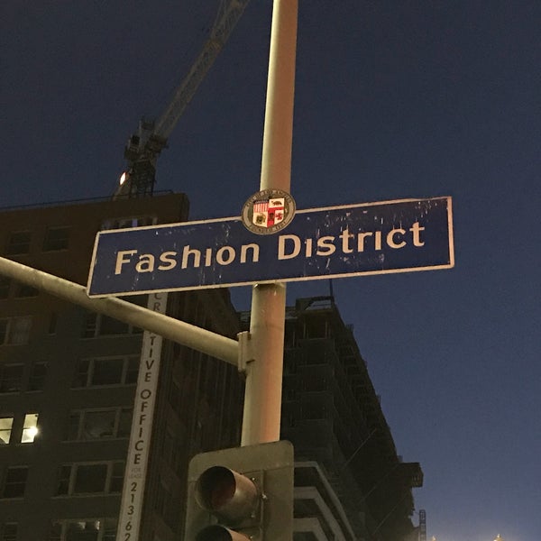 Foto tirada no(a) Fashion District por Greg D. em 10/5/2017