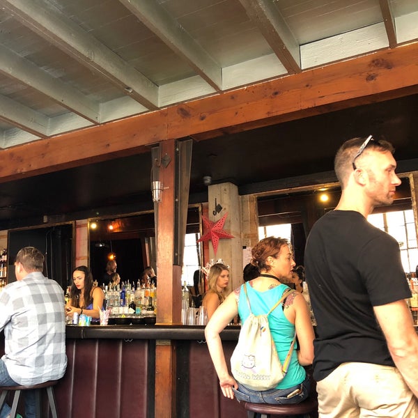 Foto tomada en Wish Bar &amp; Lounge  por Greg D. el 9/30/2018