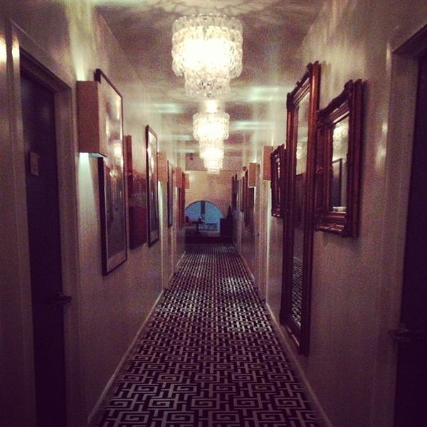 Das Foto wurde bei Crescent Hotel Beverly Hills von Christopher Prince B. am 10/24/2013 aufgenommen