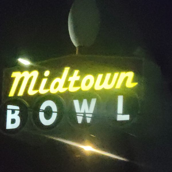 Foto scattata a Midtown Bowl da Shane D. il 10/17/2022