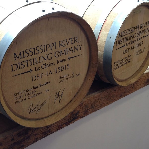 8/31/2013 tarihinde Rainbeauziyaretçi tarafından Mississippi River Distilling Company &amp; Cody Road Cocktail House'de çekilen fotoğraf