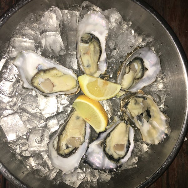 Das Foto wurde bei The Pelican Seafood Bar + Grill von Lisa am 4/14/2016 aufgenommen