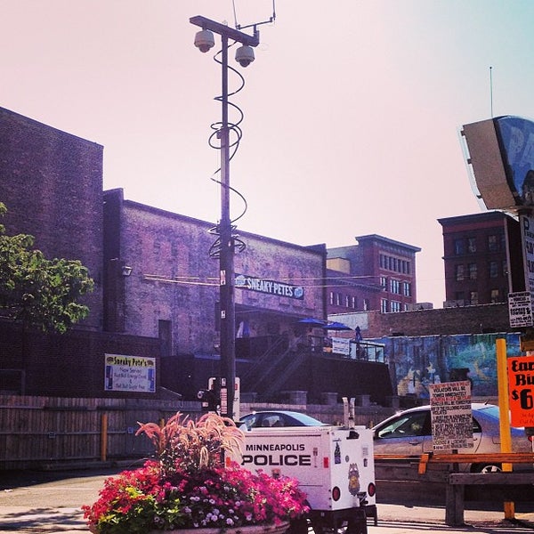 รูปภาพถ่ายที่ Sneaky Pete&#39;s โดย Norman T. เมื่อ 7/8/2013