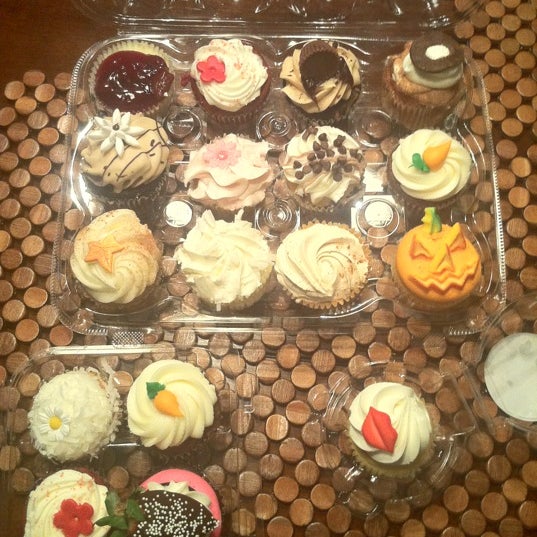 รูปภาพถ่ายที่ Coccadotts Cake Shop โดย Taylor เมื่อ 10/27/2012