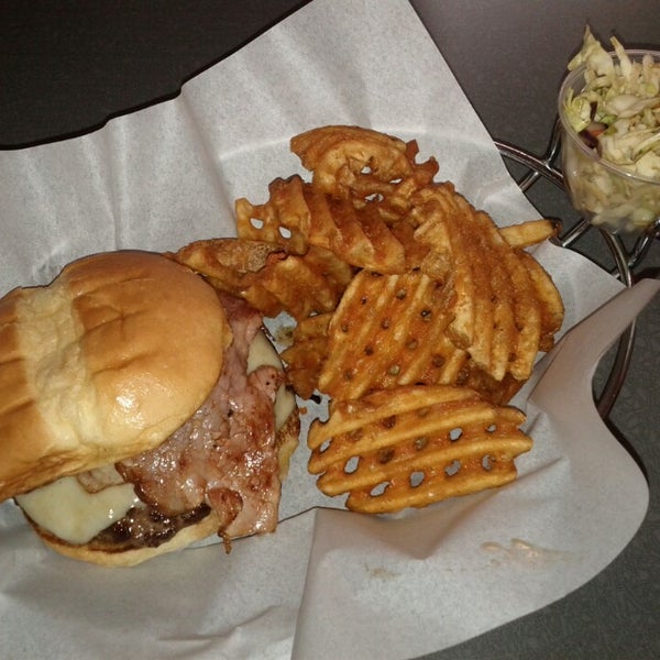 4/7/2013にRay M.がPunch Burgerで撮った写真