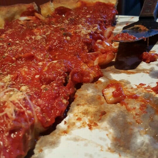 Foto diambil di South of Chicago Pizza and Beef oleh Ray M. pada 4/27/2016