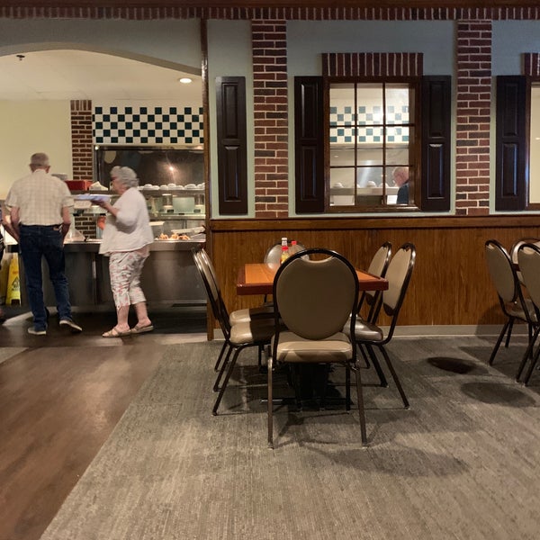 รูปภาพถ่ายที่ Tim&#39;s Country Kitchen - Fayetteville โดย Richard P. เมื่อ 5/21/2019