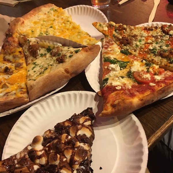 Foto diambil di Dimo&#39;s Pizza oleh Daniel D. pada 9/2/2016