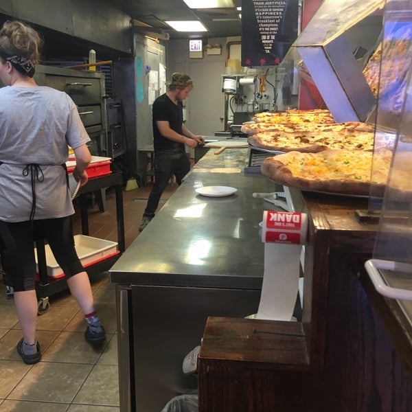 5/24/2016 tarihinde Daniel D.ziyaretçi tarafından Dimo&#39;s Pizza'de çekilen fotoğraf