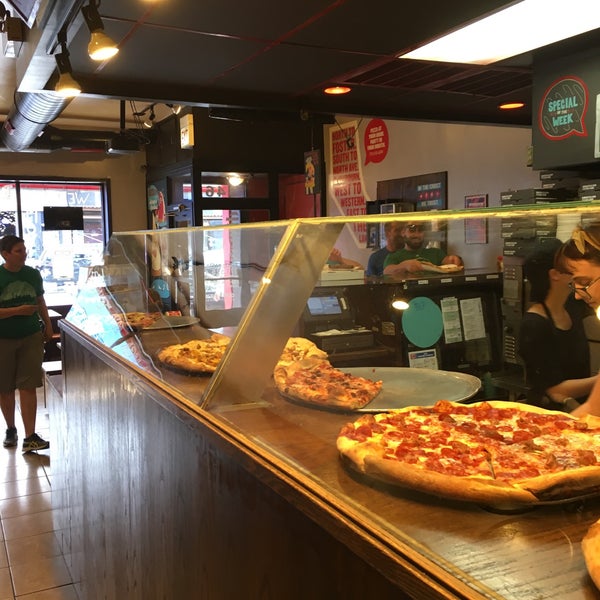 Foto diambil di Dimo&#39;s Pizza oleh Daniel D. pada 6/18/2016
