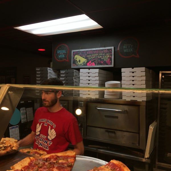 Foto diambil di Dimo&#39;s Pizza oleh Daniel D. pada 7/1/2016