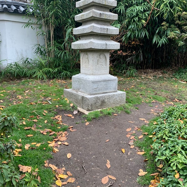 Foto diambil di Shofuso Japanese House and Garden oleh Lavon pada 11/21/2021